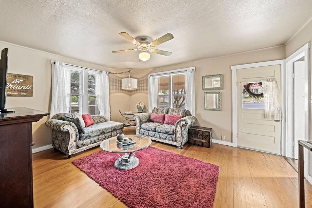 Suite Elliana w/Hot Tub & Outdoor Fireplace!